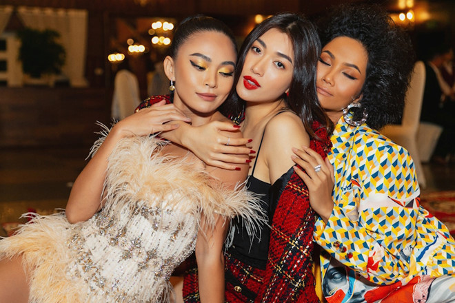 H'Hen Niê "lầy lội" chụp ảnh cùng Mâu Thủy, Lệ Hằng - Ảnh: Fanpage Miss Universe Vietnam H'Hen Niê