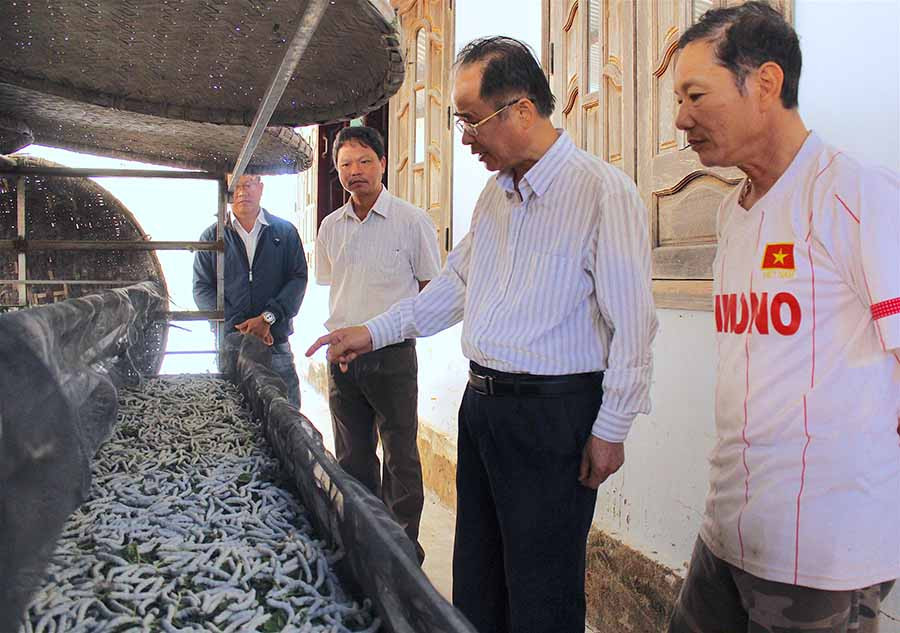 Trưởng ban Tuyên giáo Tỉnh ủy (thứ 2 từ phải sang) mong muốn ông Trần Bá Chiến hỗ trợ người dân trên địa bàn xã Ia Le phát triển mô hình trồng dâu nuôi tằm trong thời gian tới. Ảnh: Mộc Trà Trưởng ban Tuyên giáo Tỉnh ủy (thứ 2 từ phải sang) mong muốn ông Trần Bá Chiến hỗ trợ người dân trên địa bàn xã Ia Le phát triển mô hình trồng dâu nuôi tằm trong thời gian tới. Ảnh: Mộc Trà