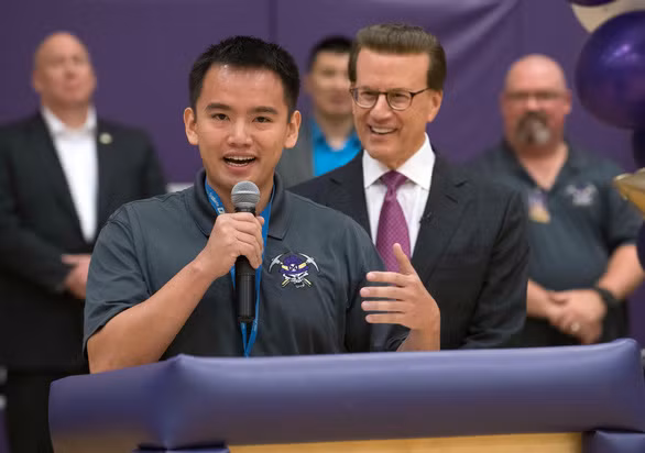 Thầy giáo Ben Hoàng Nguyễn phát biểu trong lễ công bố giải thưởng Milken Educator Awards 2019 - Ảnh: NVCC