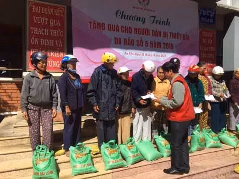 Lãnh đạo Hội Chữ thập đỏ tỉnh tặng quà cho người nghèo An Khê. Ảnh: Hồng Ngọc 