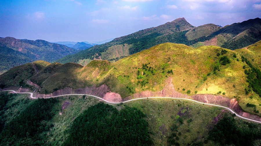 Huyện vùng cao Bình Liêu (Quảng Ninh) có những dãy núi uốn lượn như sống lưng khủng long - Ảnh Lã Nghĩa Hiếu