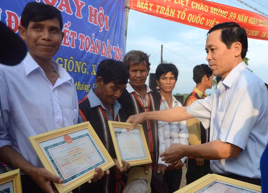 Xã Pờ Tó tặng giấy khen cho 3 hộ có nhièu đóng góp trong xây dựng nông thôn mới. Ảnh: Đức Phương