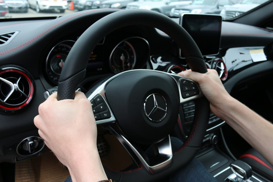 Nên cầm vô lăng bằng cả hai tay. Ảnh: St. Nên cầm vô lăng bằng cả hai tay. Ảnh: St.