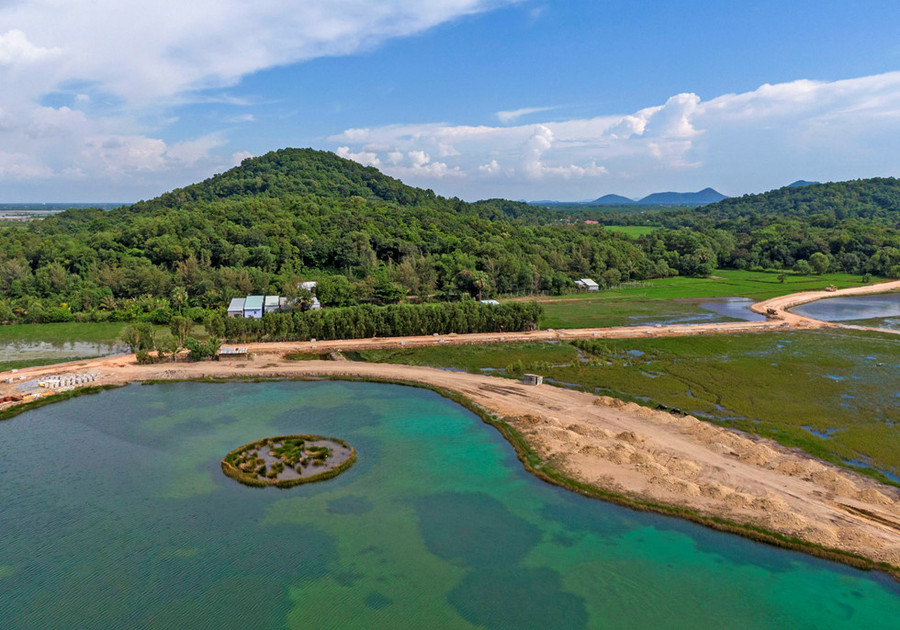 Đến Hà Tiên, du khách được hòa mình vào không gian núi đồi, đồng nước mênh mông.