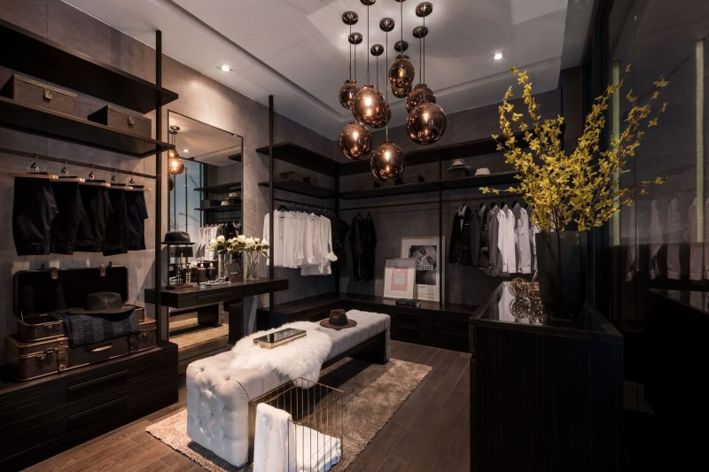 Trong phòng ngủ, ngoài khu vực ngủ nghỉ và bàn làm việc còn có một phòng thay đồ rộng rãi.