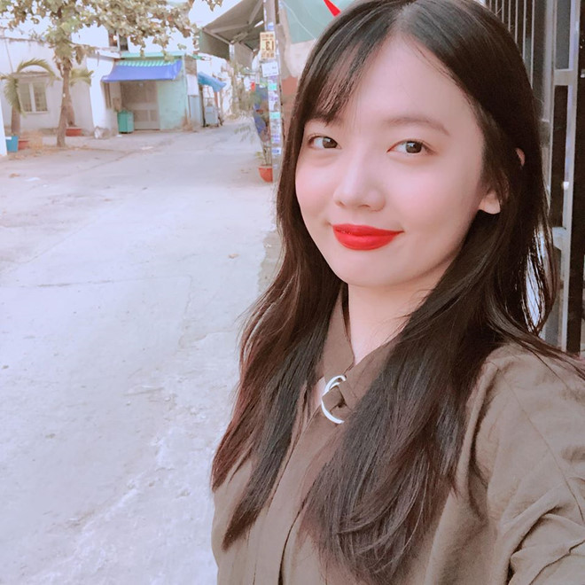  Rudya thường xuyên chia sẻ hình ảnh thường ngày của mình trên mạng xã hội. Thông qua đó, có thể thấy em út Hari Won là một cô gái vui vẻ, hoạt bát. Phong cách thời trang của cô cũng khá giản dị. Rudya thường lựa chọn những chiếc váy hoa đơn giản, khoe vẻ ngoài nữ tính - Ảnh: FBNV