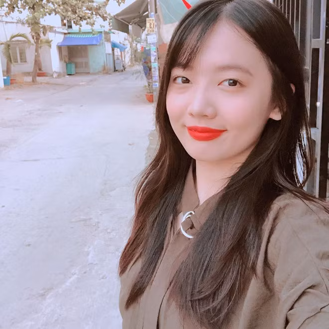  Rudya thường xuyên chia sẻ hình ảnh thường ngày của mình trên mạng xã hội. Thông qua đó, có thể thấy em út Hari Won là một cô gái vui vẻ, hoạt bát. Phong cách thời trang của cô cũng khá giản dị. Rudya thường lựa chọn những chiếc váy hoa đơn giản, khoe vẻ ngoài nữ tính - Ảnh: FBNV