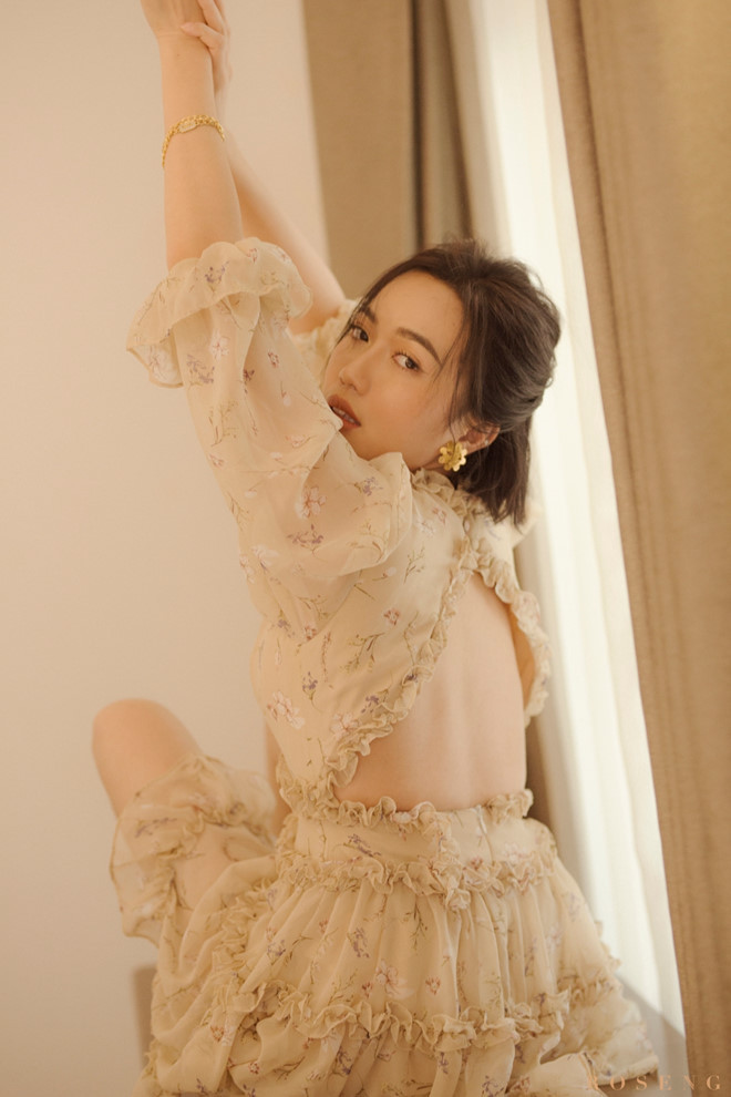 Với Diệu Nhi, bộ ảnh lần này như một thông điệp về sự thay đổi hình tượng nữ diễn viên hài mà trước nay nhiều người từng nghĩ. Thông điệp này sẽ thể hiện rõ ràng hơn qua vai diễn trong bộ phim điện ảnh sắp ra mắt mang tên Anh trai yêu quái đóng cặp cùng nam ca sĩ Isaac - Ảnh: Rose Ng