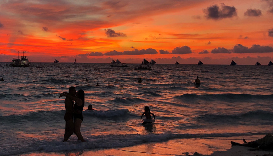 Khi mặt trời lặn, khung cảnh ở đây được đổi sang màu rất lãng mạng 