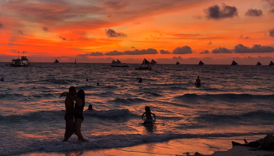 Khi mặt trời lặn, khung cảnh ở đây được đổi sang màu rất lãng mạng 