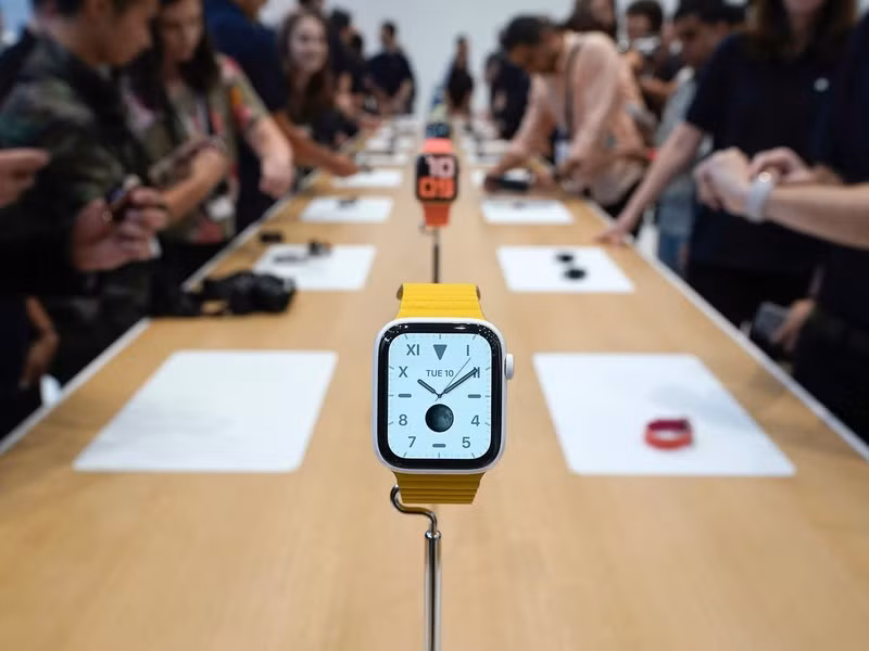 Apple Watch Series 5 có giá khởi điểm 399 USD... (Ảnh: Tony Avelar/AP)