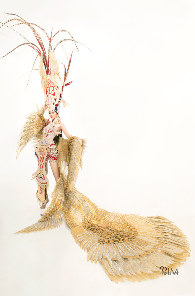 Về phía Ngọc Châu, cô cho hay ban đầu khi nhìn thấy bản vẽ thì cô rất thích. Tuy nhiên, đến lúc đi thử trang phục, cô rất bất ngờ trước độ hoành tráng, bắt mắt từ Lạc vũ - Ảnh: Thân Nguyễn An Kha Về phía Ngọc Châu, cô cho hay ban đầu khi nhìn thấy bản vẽ thì cô rất thích. Tuy nhiên, đến lúc đi thử trang phục, cô rất bất ngờ trước độ hoành tráng, bắt mắt từ Lạc vũ - Ảnh: Thân Nguyễn An Kha