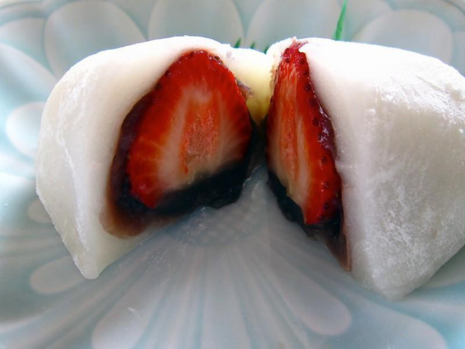 Bánh Daifuku có thể có các loại nhân như dâu hay kiwi.  Bánh Daifuku có thể có các loại nhân như dâu hay kiwi.