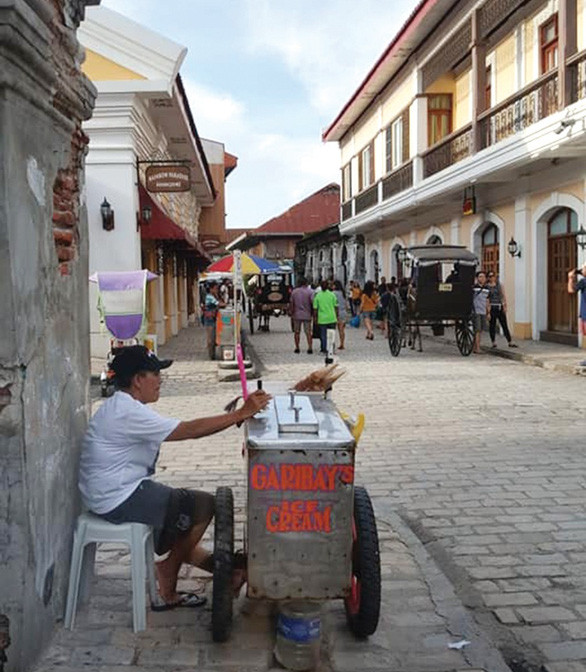  Anh bán kem ba màu ở góc phố Vigan