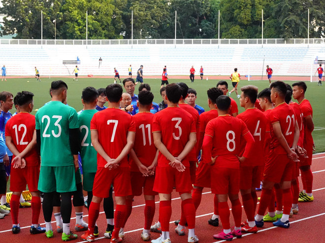  Đội tuyển bóng đá Việt Nam tập luyện chuẩn bị cho trận đấu gặp đội tuyển Brunei vào chiều 25.11, diễn ra tại Philippines - Ảnh: Độc Lập