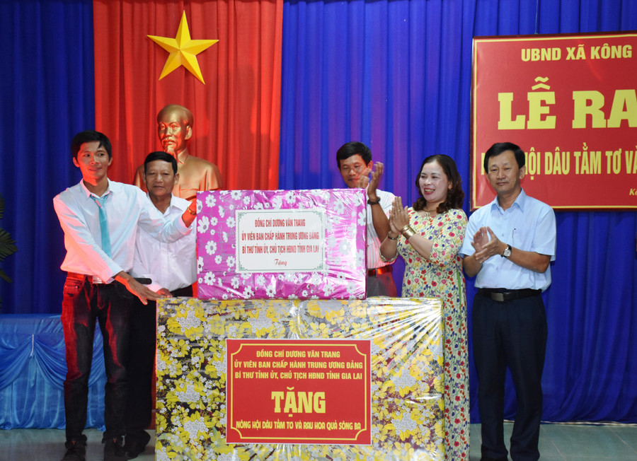 Bí thư Tỉnh ủy Dương Văn Trang trao quà cho tập thểNông hội dâu, tằm tơ và rau, hoa quả Sông Ba