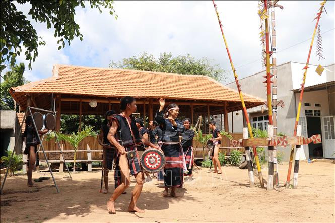 Đội cồng chiêng của homestay A Ngưi phục vụ du khách.