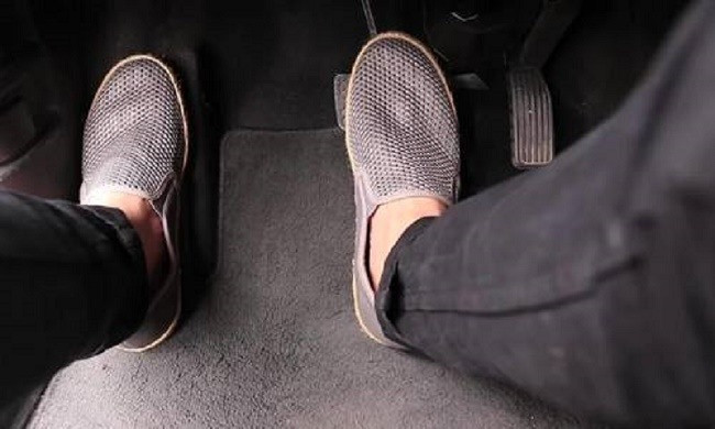 Đặt chân đúng tránh nhầm chân phanh, ga. Ảnh: St. Đặt chân đúng tránh nhầm chân phanh, ga. Ảnh: St.