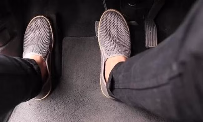  Đặt chân đúng tránh nhầm chân phanh, ga. Ảnh: St.