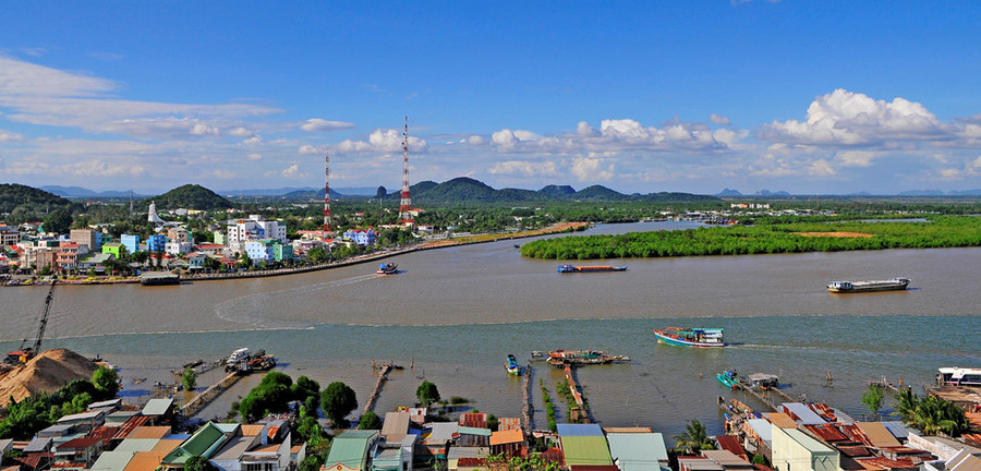  Một góc thành phố Hà Tiên nhìn từ núi Tô Châu. Ảnh Hoàng Giám