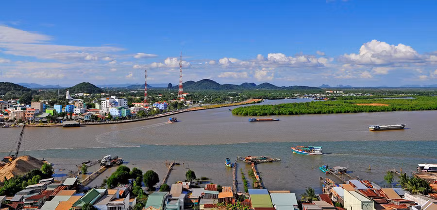  Một góc thành phố Hà Tiên nhìn từ núi Tô Châu. Ảnh Hoàng Giám