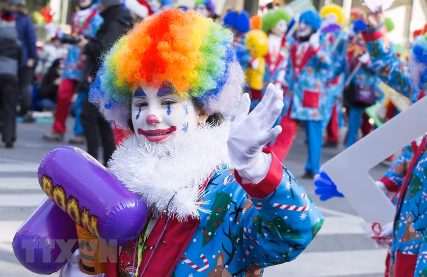 Chú hề tham gia cuộc diễu hành Ông già Noel tại Toronto, Canada, ngày 17/11/2019. (Ảnh: THX/TTXVN)