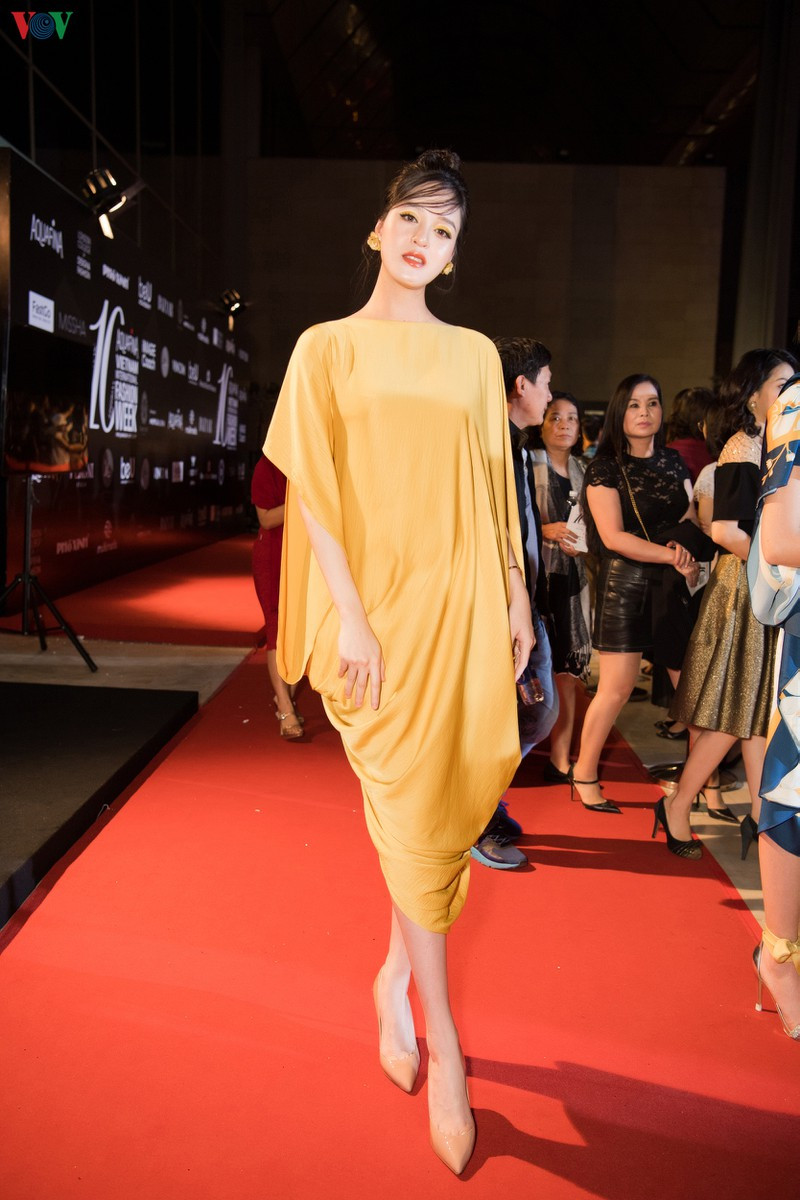 Thảm đỏ còn có sự xuất hiện của Á hậu Hoàng Anh.