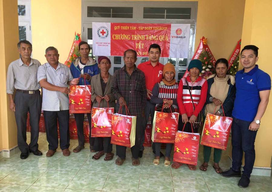 Phối hợp với Tập đoàn Vingroup tặng quà Tết cho người nghèo xuân Kỷ Hợi 2019. Ảnh: Hồng Ngọc