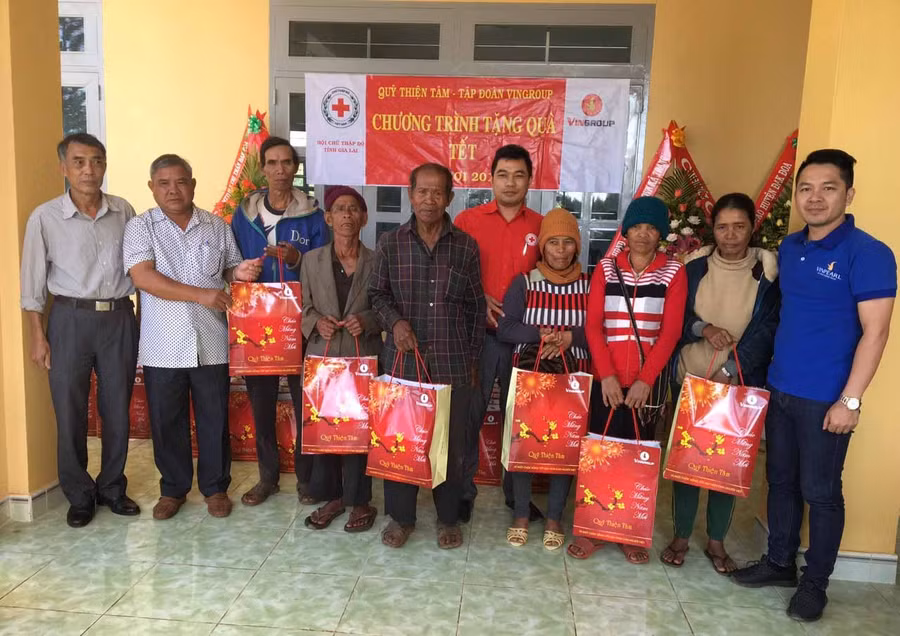 Phối hợp với Tập đoàn Vingroup tặng quà Tết cho người nghèo xuân Kỷ Hợi 2019. Ảnh: Hồng Ngọc