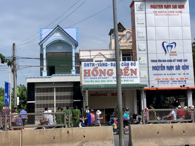 Cảnh sát hình sự Công an tỉnh Bình Thuận và Công an huyện Bắc Bình đang tiếp cận vụ báo mất trộm tại tiệm vàng Hồng Bền