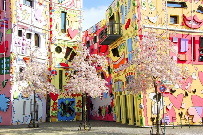 Việc trang trí con phố được thực hiện bởi một họa sĩ người Mỹ