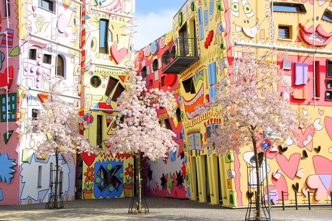 Việc trang trí con phố được thực hiện bởi một họa sĩ người Mỹ