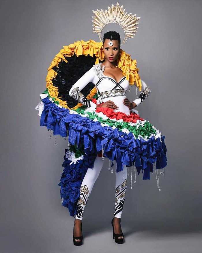 Chiếc váy được thiết kế bởi Lloyd Kandlin. Những dải băng-ruy đầy màu sắc, được đặt xung quanh chứa đựng các thông điệp tình yêu được viết bởi những người đàn ông Nam Phi dành cho những người phụ nữ họ yêu quý.