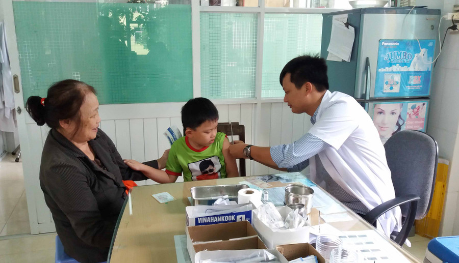 Bệnh bạch hầu có thể phòng được bằng vắc xin, cần cho trẻ tiêm phòng đầy đủ các mũi trong chương trình tiêm chủng mở rộng để phòng bệnh cho trẻ. Ảnh: Như Nguyện 