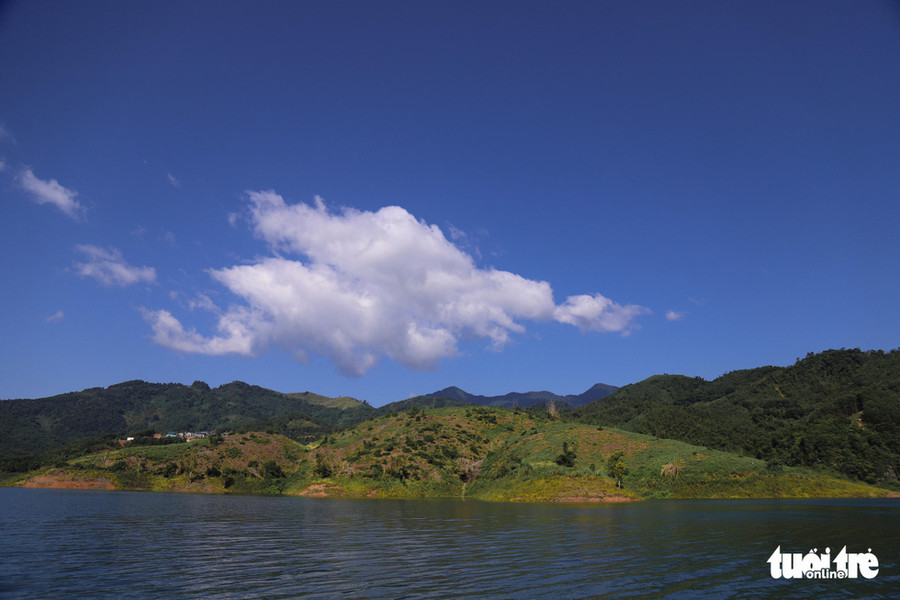 Một trong những trải nghiệm thú vị khi đến hồ Hòa Bình là bạn có thể đi tàu, thuyền vi vu trong lòng hồ nước xanh biếc, bao quanh là núi đồi hùng vĩ ngắm cảnh đẹp, mây trời thơ mộng - Ảnh: DANH TRỌNG