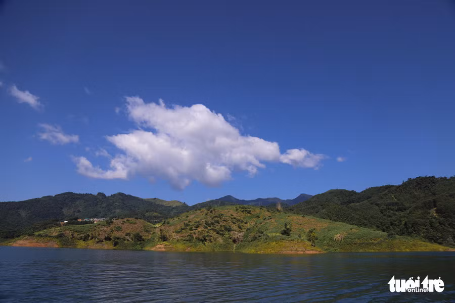 Một trong những trải nghiệm thú vị khi đến hồ Hòa Bình là bạn có thể đi tàu, thuyền vi vu trong lòng hồ nước xanh biếc, bao quanh là núi đồi hùng vĩ ngắm cảnh đẹp, mây trời thơ mộng - Ảnh: DANH TRỌNG