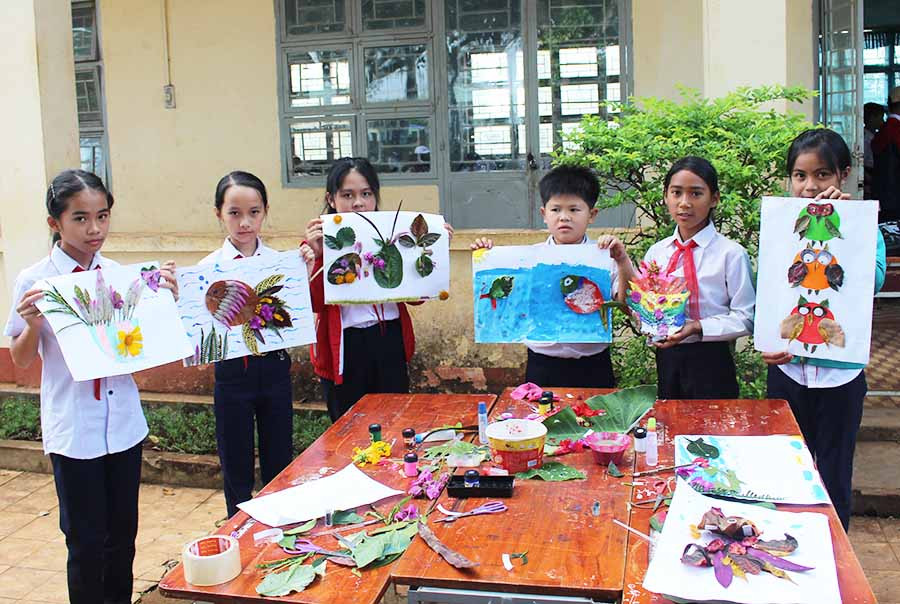  Những bức tranh được ghép bằng lá cây của học sinh Trường Tiểu học Nay Der (xã Ia Kênh, TP. Pleiku). Ảnh: T.B