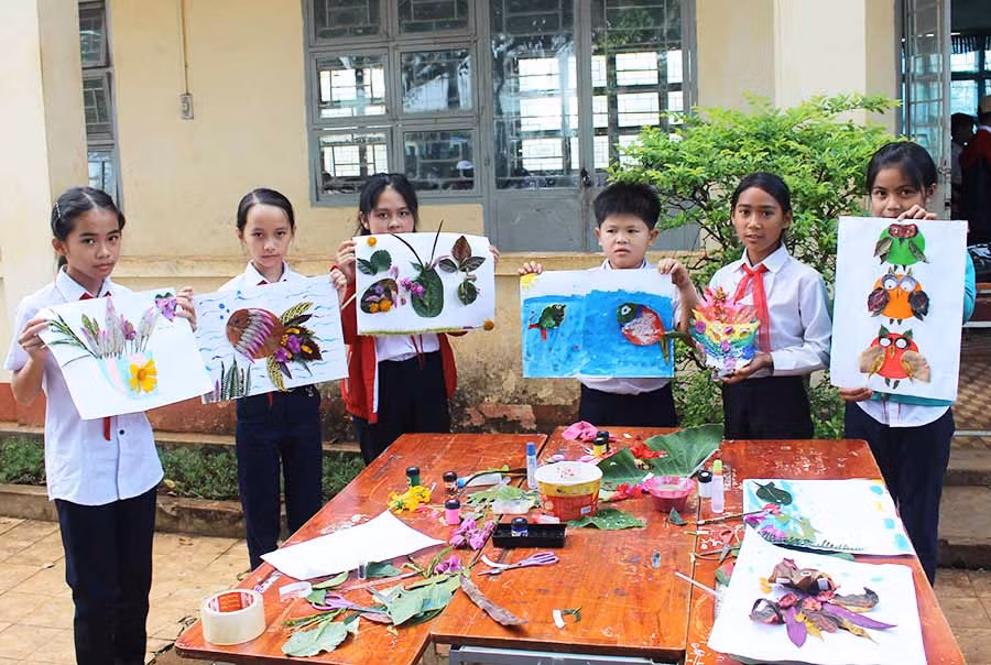  Những bức tranh được ghép bằng lá cây của học sinh Trường Tiểu học Nay Der (xã Ia Kênh, TP. Pleiku). Ảnh: T.B