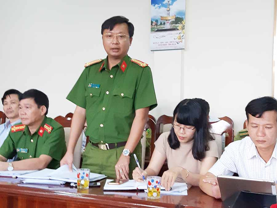 Trung tá Trần Khánh Dực-Phó Trưởng Công an huyện Kbang thông tin về vụ việc. Ảnh: Duy Lê Ảnh: Duy Lê