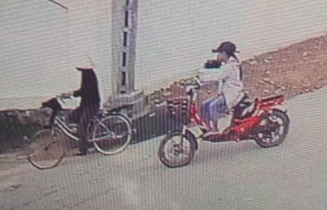  Bà Hương đi xe đạp cùng cháu nội là em N.T.T. trước khi em bị sát hại