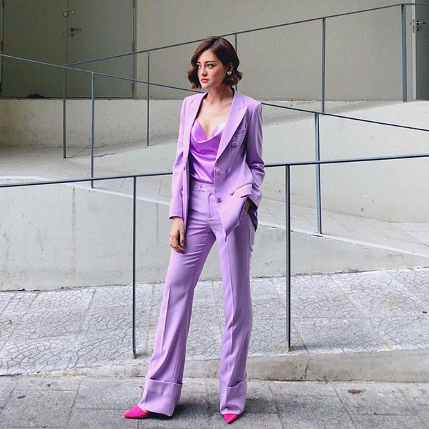 Dường như, tông màu tím đang ''chiếm thế'' trong loạt street style những ngày qua. Bằng chứng là Thùy Anh đã mix nguyên cây tím xuống phố. Cô nàng ưu ái áo camisole lụa tím, phối blazer và quần ống rộng, tạo thành bộ suit thanh lịch, bắt mắt.