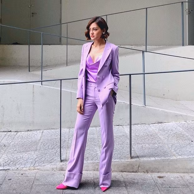Dường như, tông màu tím đang ''chiếm thế'' trong loạt street style những ngày qua. Bằng chứng là Thùy Anh đã mix nguyên cây tím xuống phố. Cô nàng ưu ái áo camisole lụa tím, phối blazer và quần ống rộng, tạo thành bộ suit thanh lịch, bắt mắt.