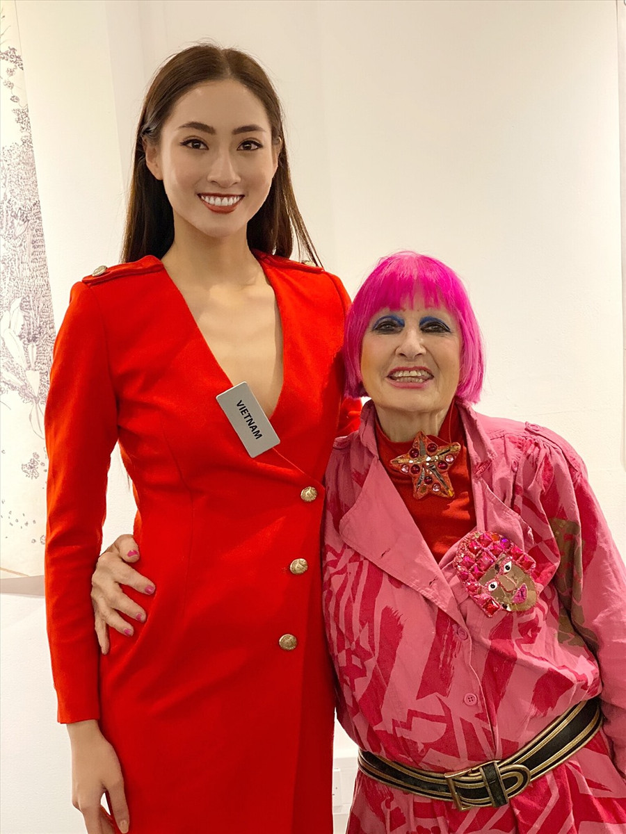 Đại diện Việt Nam đã có dịp trò chuyện cùng nhà thiết kế Zandra Rhodes. Ảnh: NVCC. Đại diện Việt Nam đã có dịp trò chuyện cùng nhà thiết kế Zandra Rhodes. Ảnh: NVCC.
