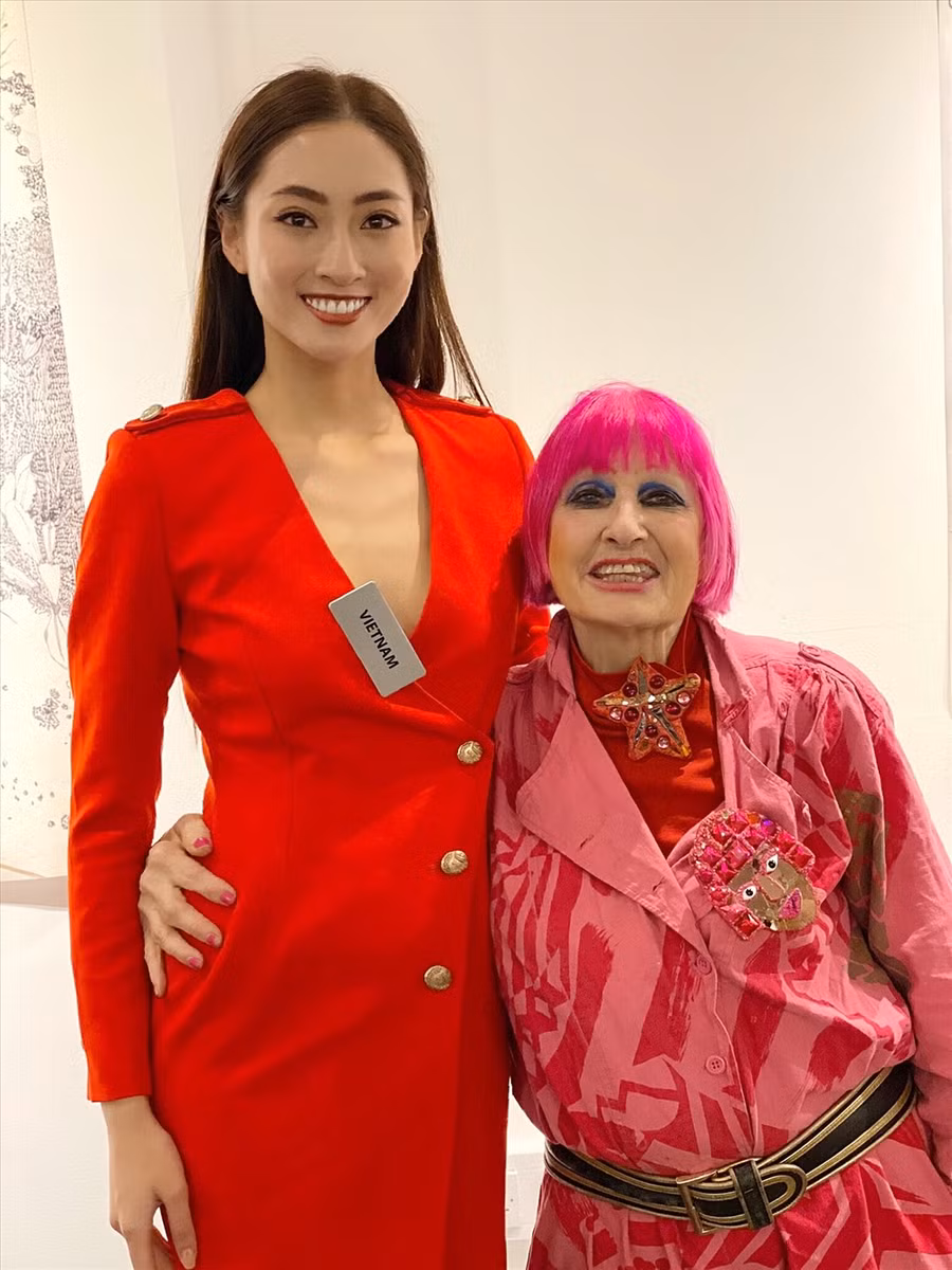 Đại diện Việt Nam đã có dịp trò chuyện cùng nhà thiết kế Zandra Rhodes. Ảnh: NVCC.