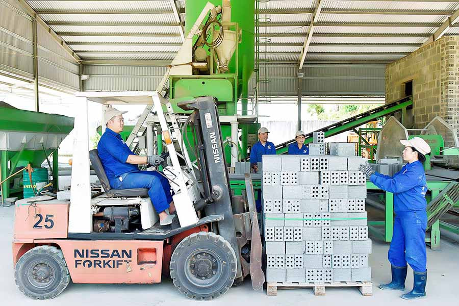 Sản xuất gạch không nung tại Công ty TNHH một thành viên Tiến Minh Gia Lai (TP. Pleiku). Ảnh: ĐỨC THỤY