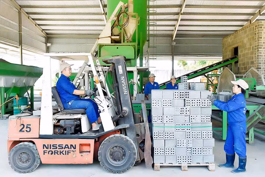 Sản xuất gạch không nung tại Công ty TNHH một thành viên Tiến Minh Gia Lai (TP. Pleiku). Ảnh: ĐỨC THỤY