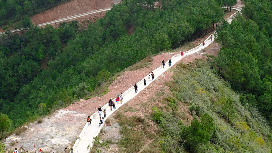 Theo UBND huyện Bình Liêu, từ tháng 10 đến nay, có khoảng 40.000 du khách trải nghiệm leo núi ngắm cảnh tại miền biên viễn này - Ảnh N.H