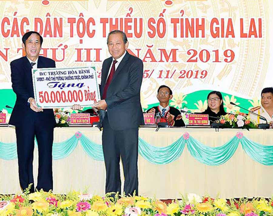  Phó Thủ tướng Thường trực Chính phủ Trương Hòa Bình trao tặng 50 triệu đồng cho Trường THPT Dân tộc Nội trú Đông Gia Lai. Ảnh: ĐỨC THỤY