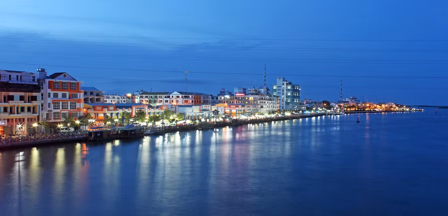  Thành phố Hà Tiên soi bóng xuống dòng nước Tô Châu trong ánh hoàng hôn