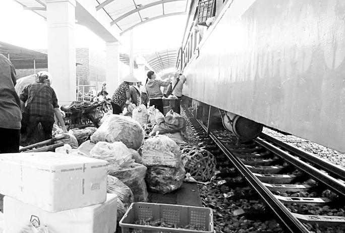  Dự án đường sắt Yên Viên (Hà Nội) - Phả Lại - Hạ Long - Cái Lân (Quảng Ninh) trì trệ, đội vốn, nhiều điểm biến thành nơi họp chợ. Ảnh: TRỌNG ĐỨC